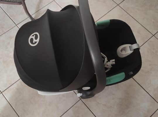 Δύο βρεφικά καθίσματα (αβγά) cybex με αντάπτορες