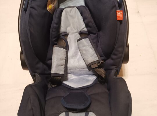 Καρέκλακι για το αυτοκίνητο με βάση isofix.