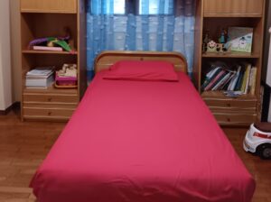 Παιδικό κρεβάτι μαζί με βιβλιοθήκη