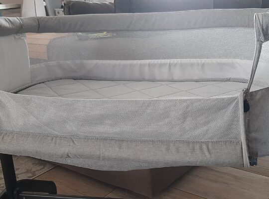 Λίκνο μωρού Kinderkraft με πλαϊνό άνοιγμα (γκρι)