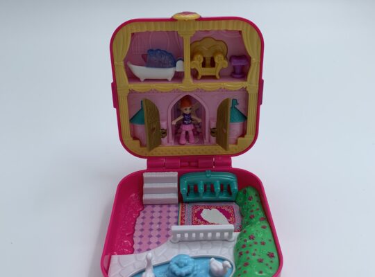 Polly Pocket θήκη με φιόγκο “Το παλάτι της Polly”
